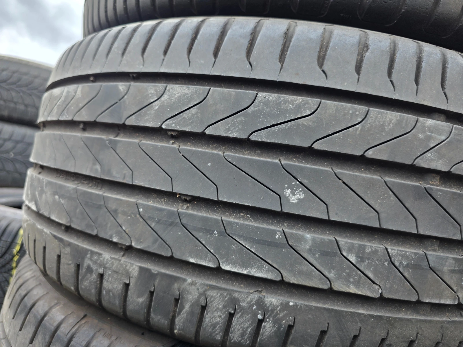 Гуми Летни 215/45R17, снимка 2 - Гуми и джанти - 55478559
