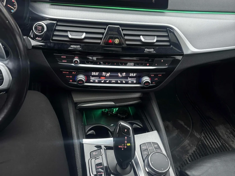 BMW 530 XDRIVE * ОБДУХВАНЕ* 360 КАМЕРА* HEAD UP* АМБИЕНТНО, снимка 9 - Автомобили и джипове - 53567288