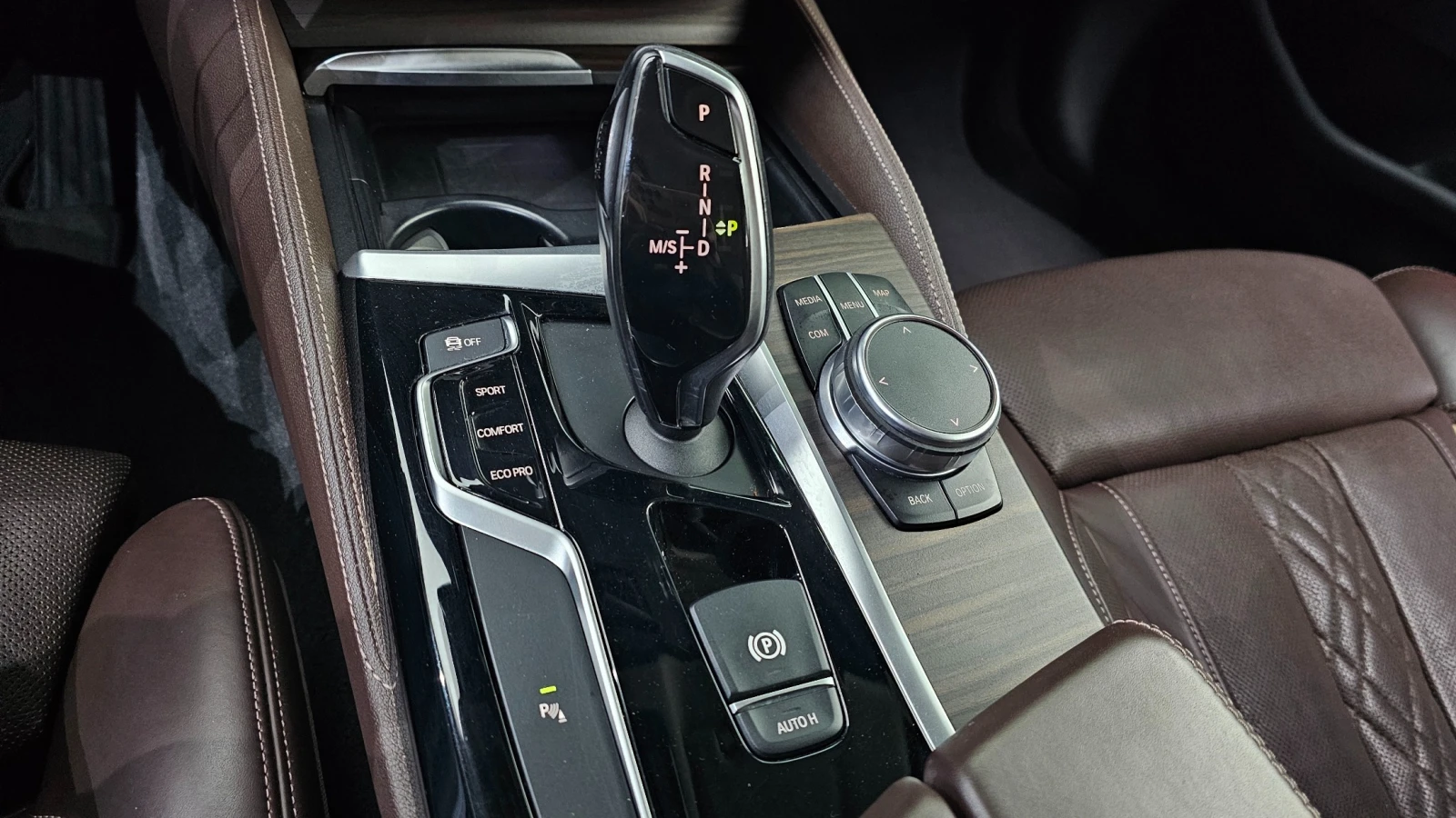 BMW 530 530i xDrive Luxury Plus | HUD | КОЖА | FULL| , снимка 9 - Автомобили и джипове - 54799074