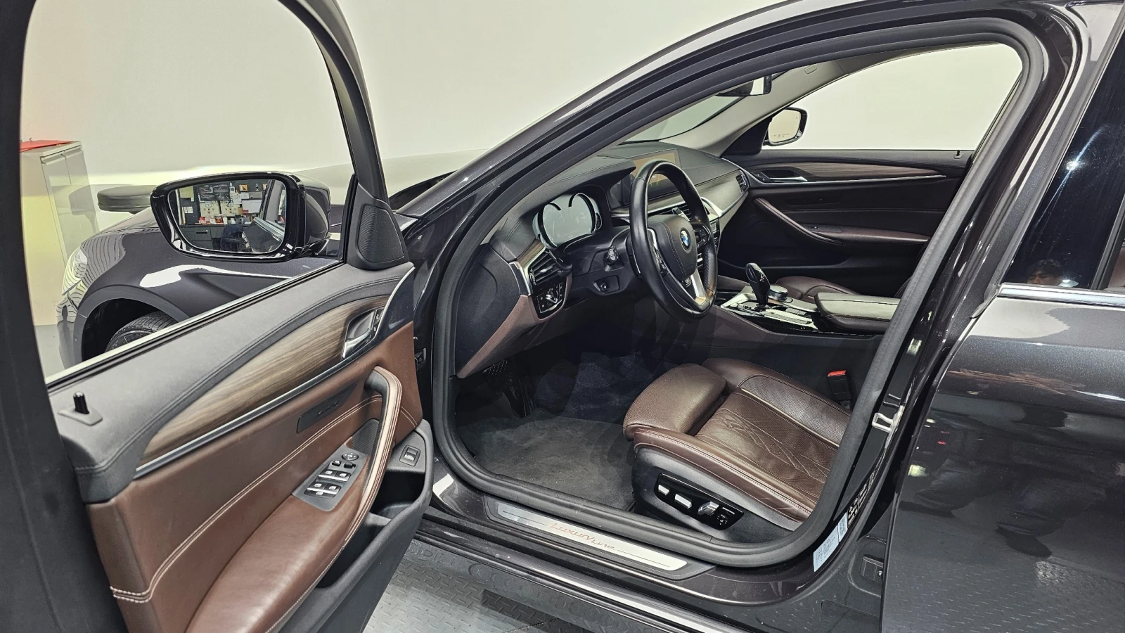 BMW 530 530i xDrive Luxury Plus | HUD | КОЖА | FULL| , снимка 15 - Автомобили и джипове - 54799074