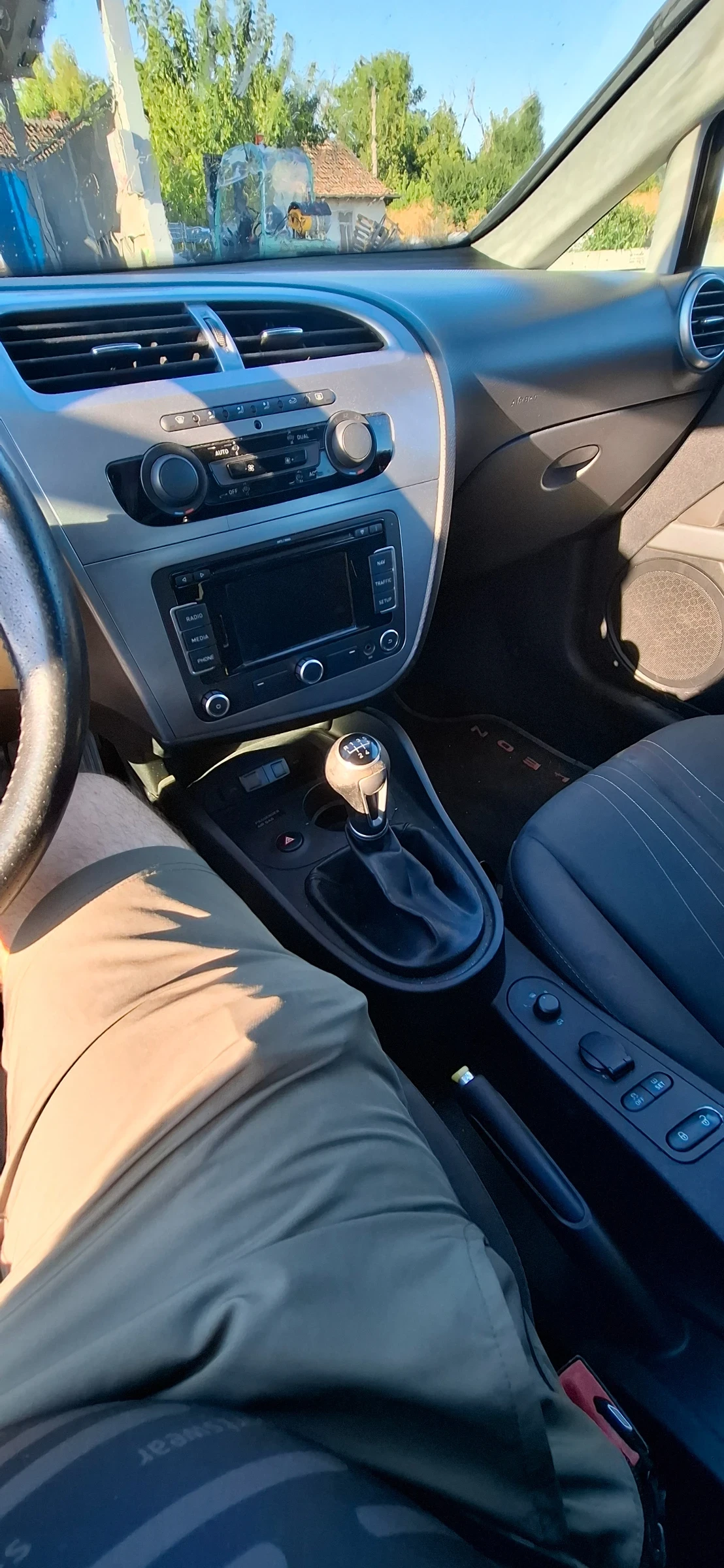 Seat Leon 1.6 TDI Navi, снимка 6 - Автомобили и джипове - 55276822