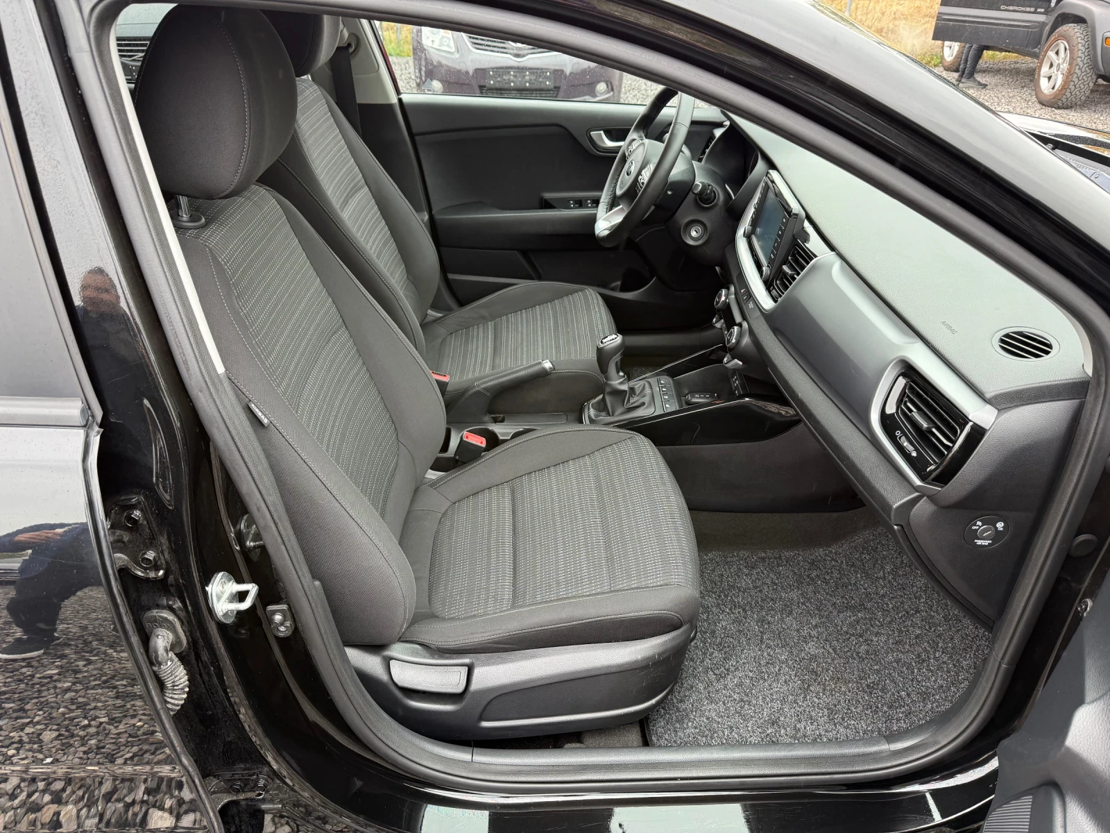 Kia Stonic 1.4i (100 кс)EU6/Navi/Camera/Подгрев седалки-волан | Mobile.bg — изображение 12