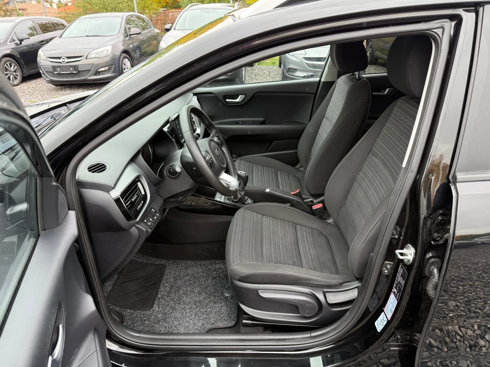 Kia Stonic 1.4i (100 кс)EU6/Navi/Camera/Подгрев седалки-волан | Mobile.bg — изображение 11