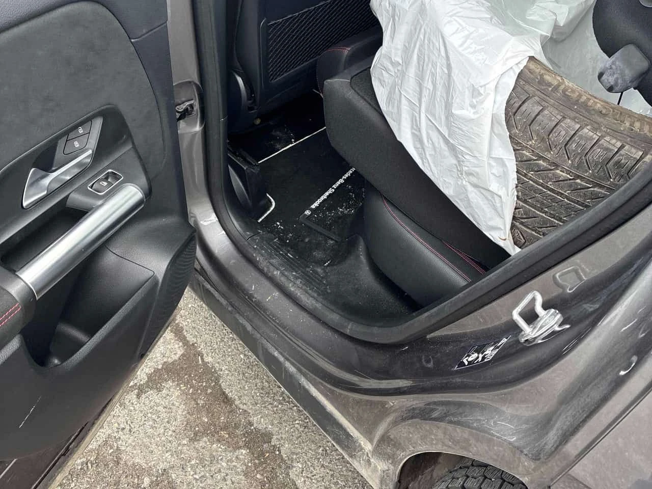 Mercedes-Benz GLA 250 4МАTIC* DISTRONIC* 360КАМЕРИ* PANO* + ГУМИ, снимка 13 - Автомобили и джипове - 54222240