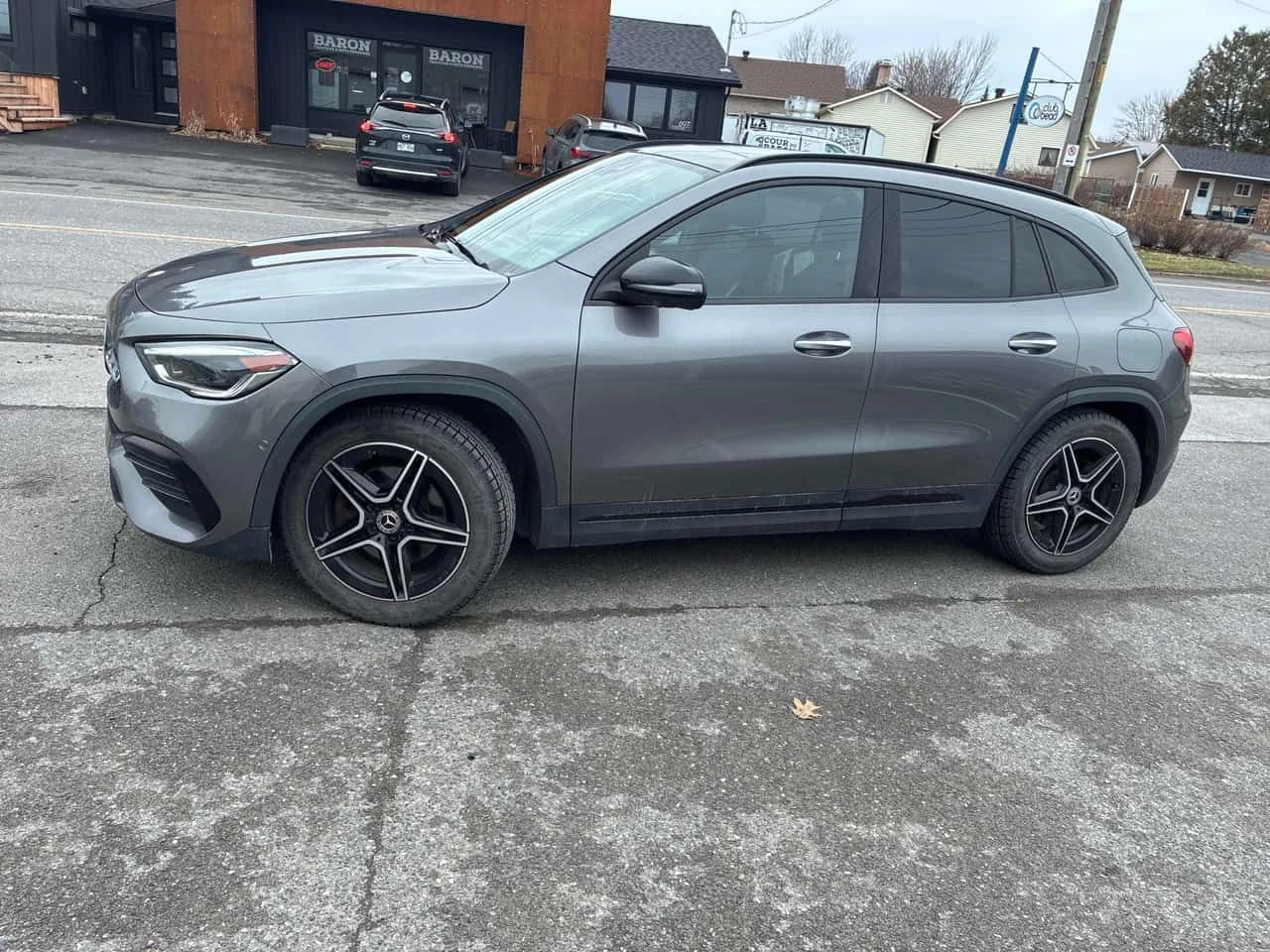 Mercedes-Benz GLA 250 4МАTIC* DISTRONIC* 360КАМЕРИ* PANO* + ГУМИ, снимка 2 - Автомобили и джипове - 54222240