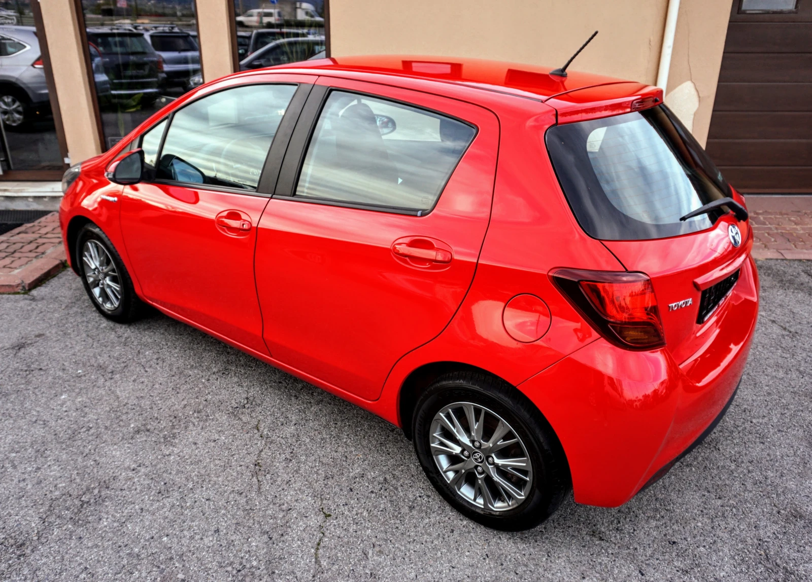 Toyota Yaris 1.5 HYBRID - изображение 4