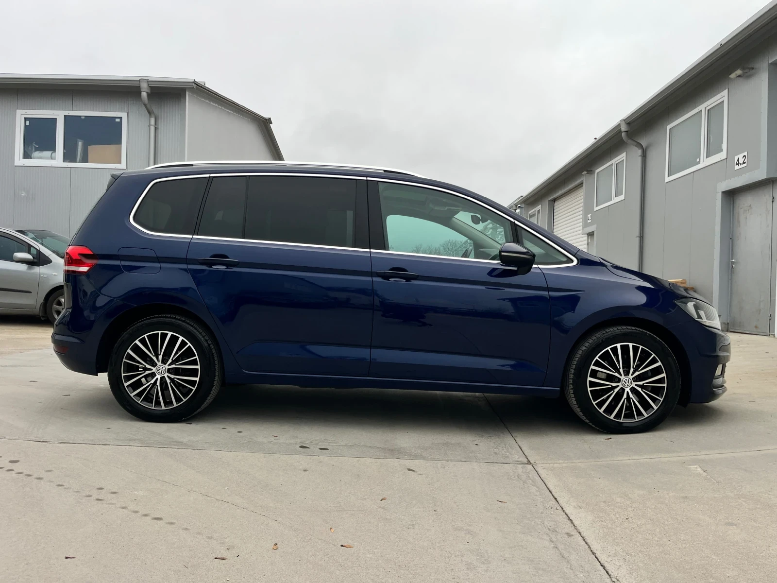 VW Touran 2, 0TDI-150k.c/6+ 1///NAVI/KEYLESS!! | Mobile.bg   6