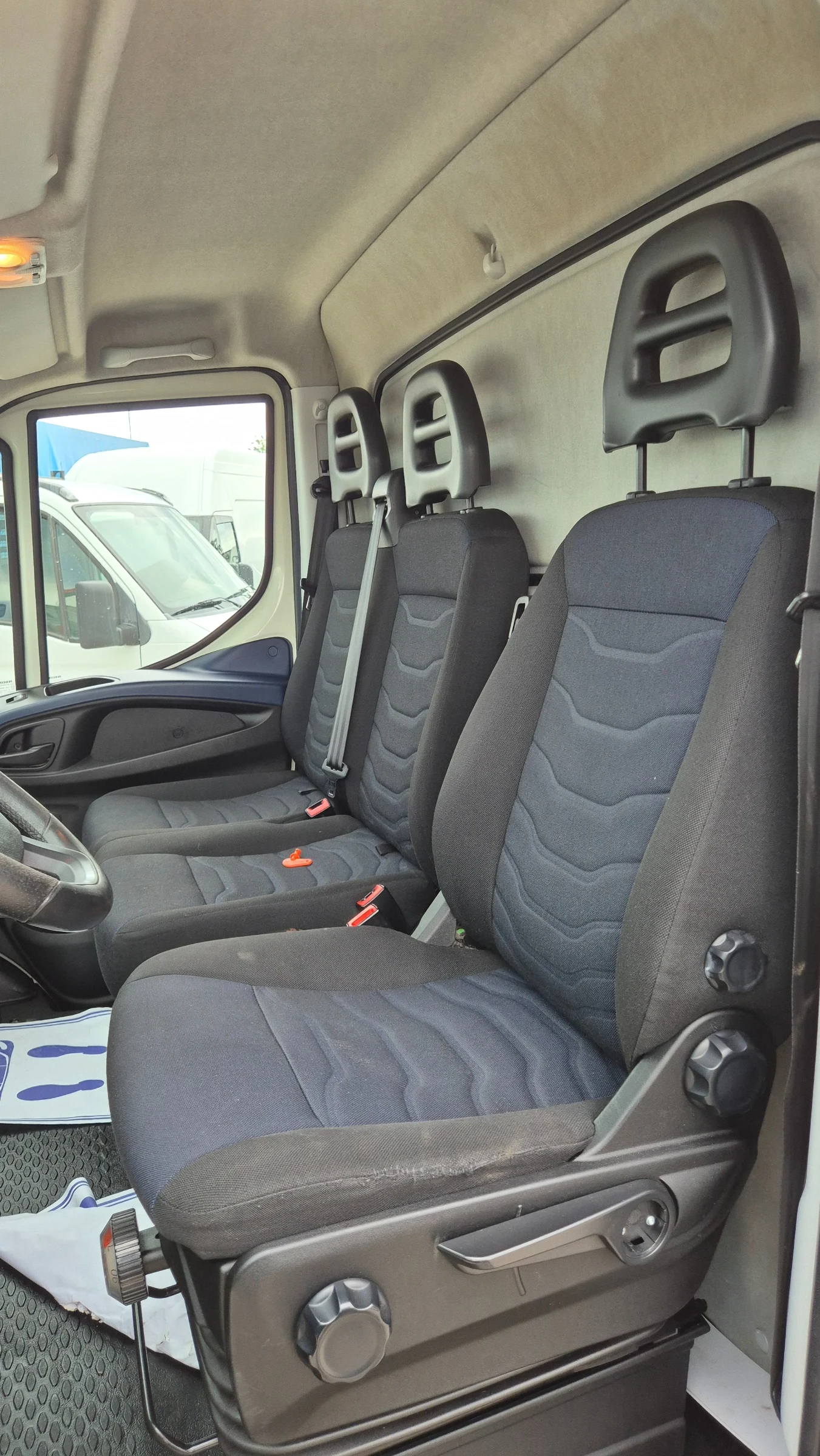 Iveco Daily 40c18* 3.5тона.* Борд* КЛИМАТРОНИК* HI-MATIC* , снимка 8 - Бусове и автобуси - 53373283