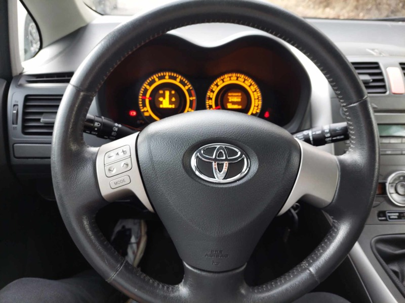Toyota Auris 1,4i 97ps , снимка 12 - Автомобили и джипове - 43534630