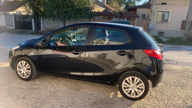 Mazda 2 1.3i, снимка 2 - Автомобили и джипове - 49581701