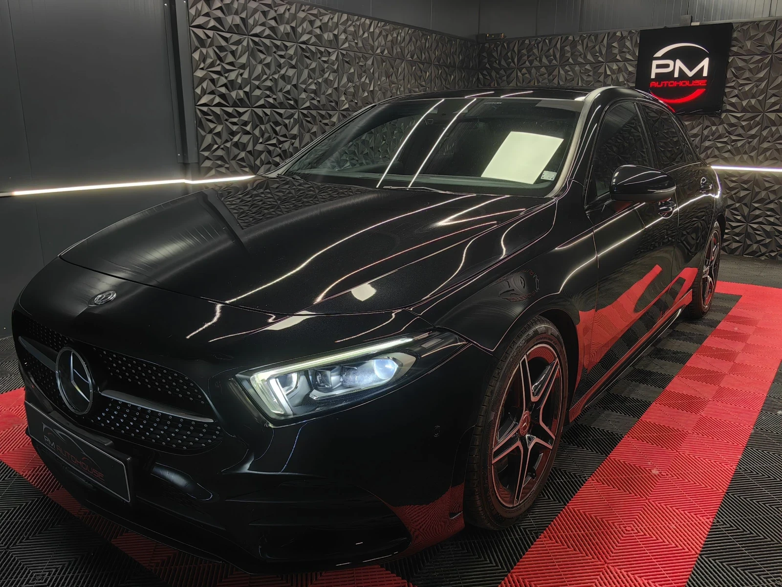 Mercedes-Benz A 250 AMG LINE* 4-MATIC* DIGITAL* CARPLAY* LED* LINE ASI, снимка 2 - Автомобили и джипове - 54566549