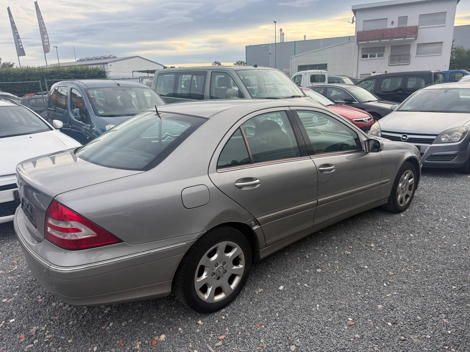Mercedes-Benz C 180, снимка 3 - Автомобили и джипове - 55134681