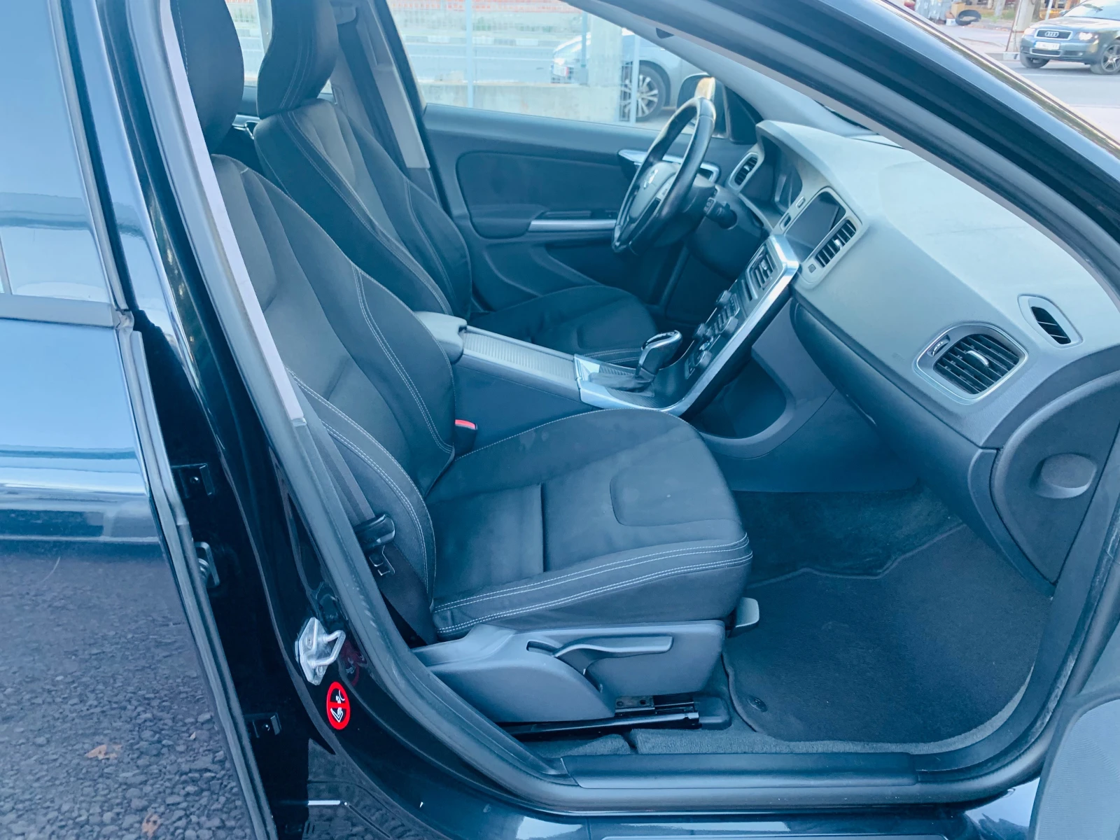 Volvo V60 1.6d Automat, снимка 14 - Автомобили и джипове - 55963013