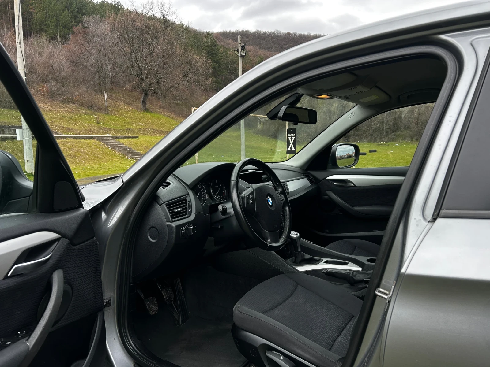 BMW X1 2.0d 143к.с.* ПОДГРЕВ* СЕРВИЗНА ИСТОРИЯ* , снимка 10 - Автомобили и джипове - 53917560