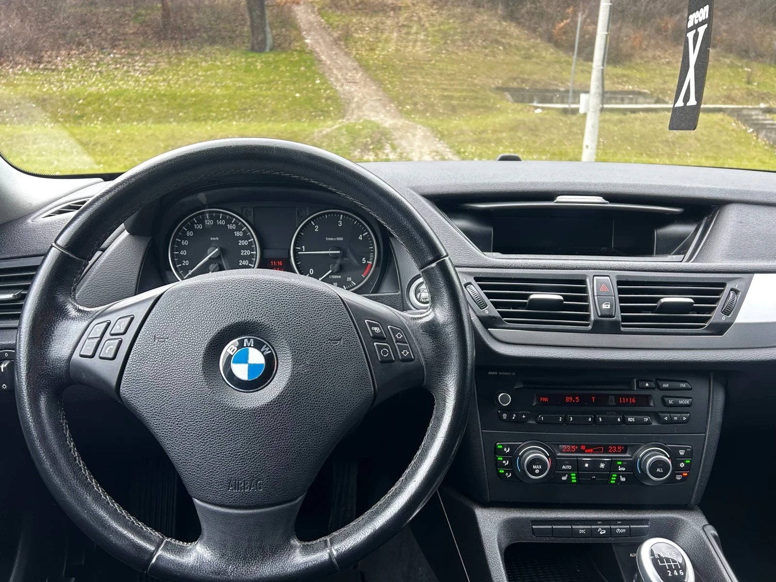 BMW X1 2.0d 143к.с.* ПОДГРЕВ* СЕРВИЗНА ИСТОРИЯ* , снимка 13 - Автомобили и джипове - 53917560