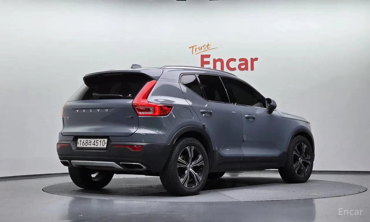 Volvo XC40 T4 AWD / INSCRIPTION / HARMAN-KARDON / 360 / PANO, снимка 2 - Автомобили и джипове - 54769479