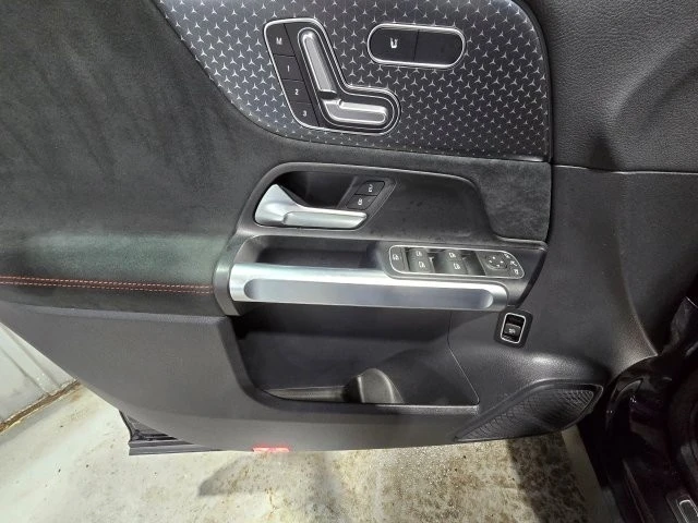 Mercedes-Benz EQB * 300 * CARFAX * БЕЗ ПЪРВОНАЧАЛНА ВНОСКА, снимка 11 - Автомобили и джипове - 53398994