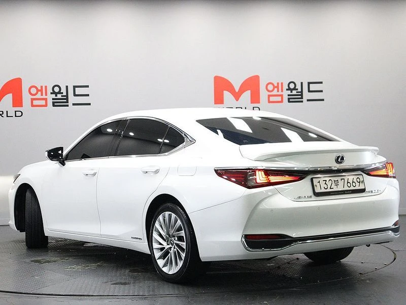 Lexus ES Luxury Plus| 215к.с.| ВКЛ.ТЕХНОТЕСТ, снимка 3 - Автомобили и джипове - 55643973