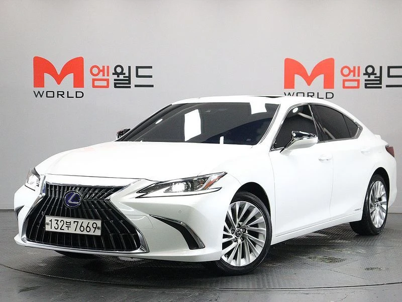 Lexus ES Luxury Plus| 215к.с.| ВКЛ.ТЕХНОТЕСТ