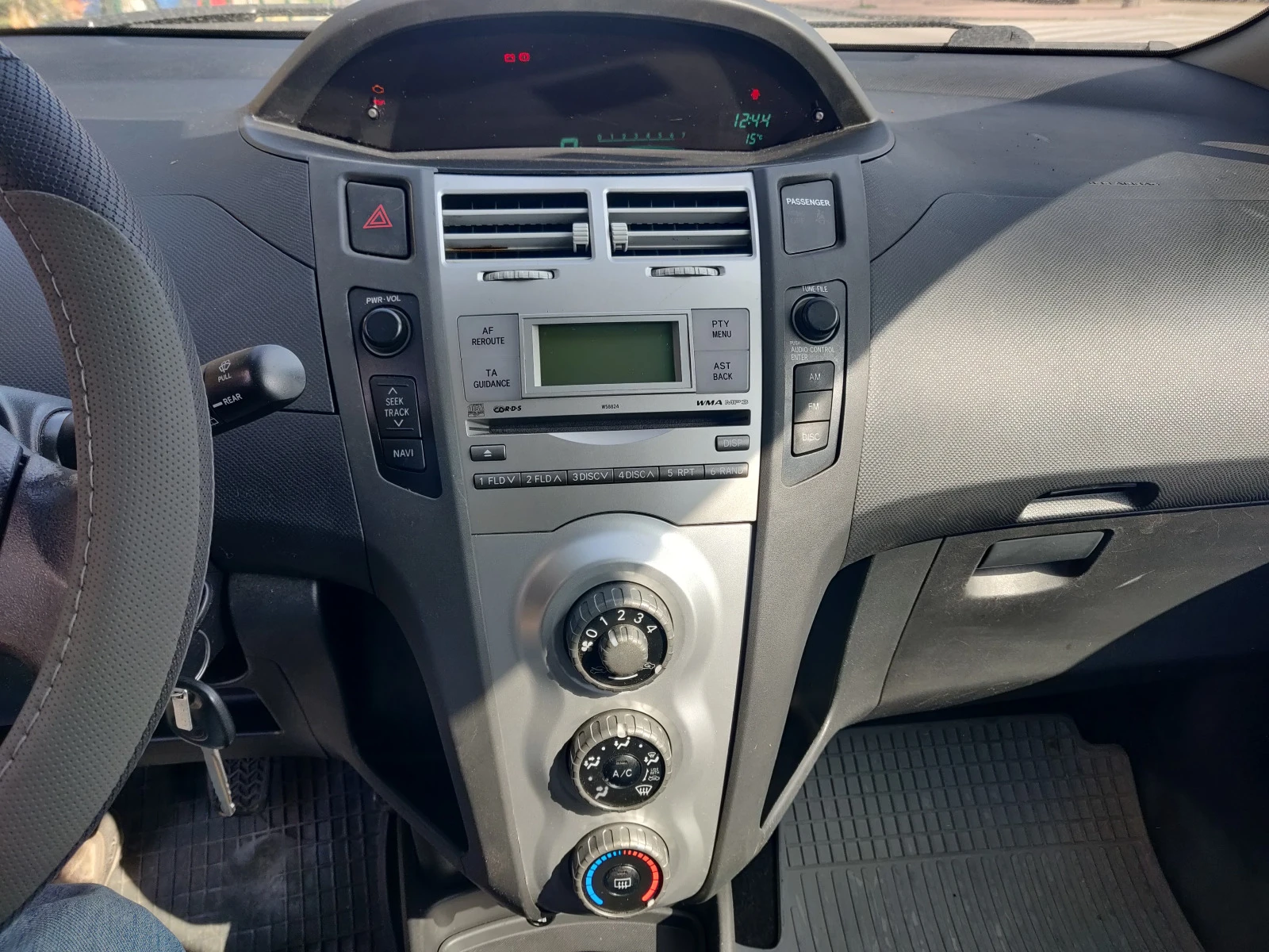 Toyota Yaris 1.3i - изображение 9