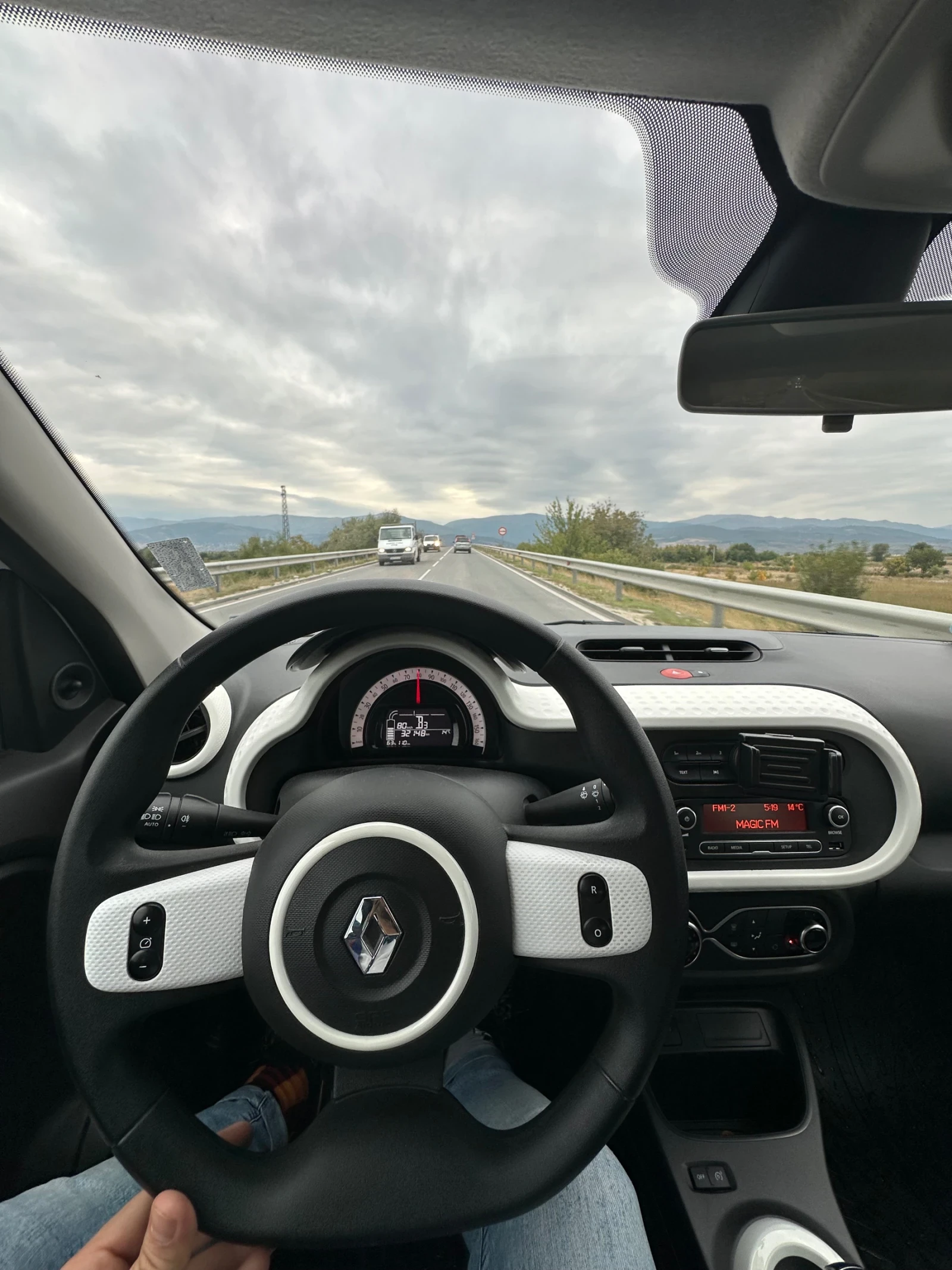 Renault Twingo Гаранция бат. 2030г. - изображение 9