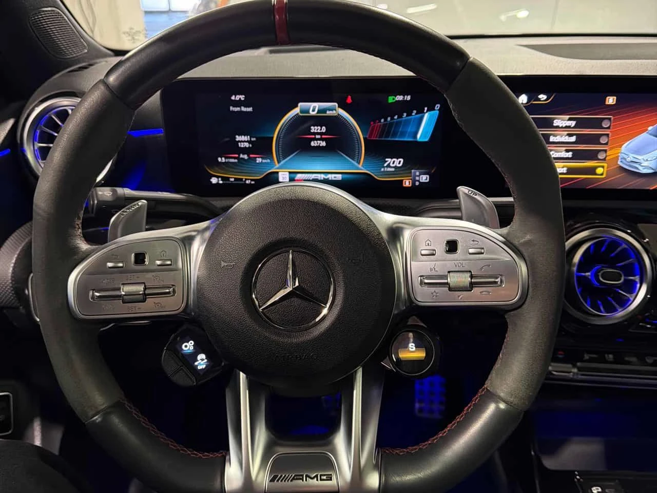 Mercedes-Benz A 35 AMG | DISTRONIC | ПАНОРАМА | АЛКАНТАРА | CARFAX | , снимка 13 - Автомобили и джипове - 54385424