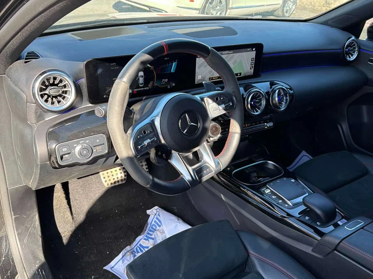 Mercedes-Benz A 35 AMG | DISTRONIC | ПАНОРАМА | АЛКАНТАРА | CARFAX | , снимка 6 - Автомобили и джипове - 54385424