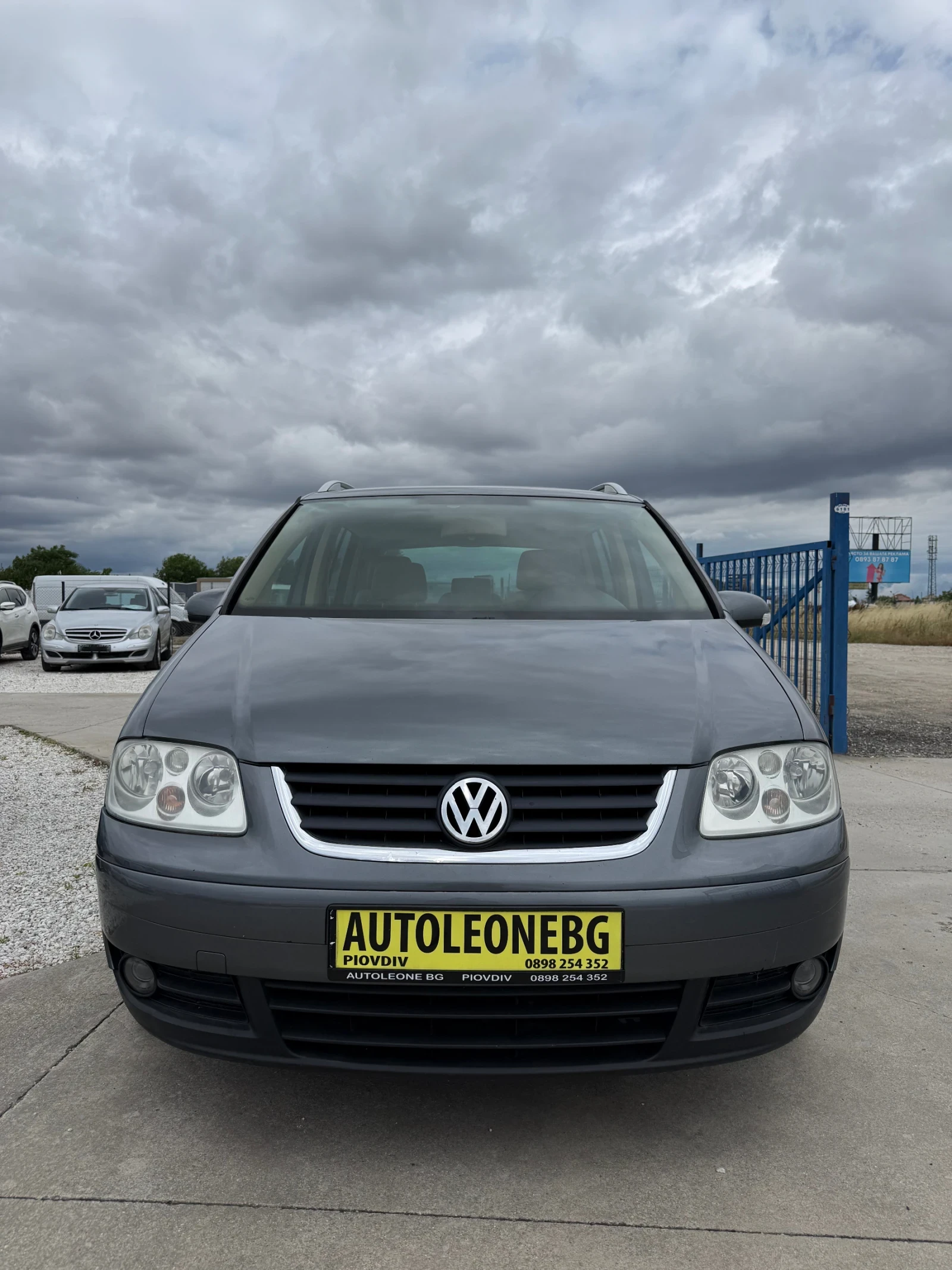 VW Touran 2.0 TDi, снимка 2 - Автомобили и джипове - 54882115