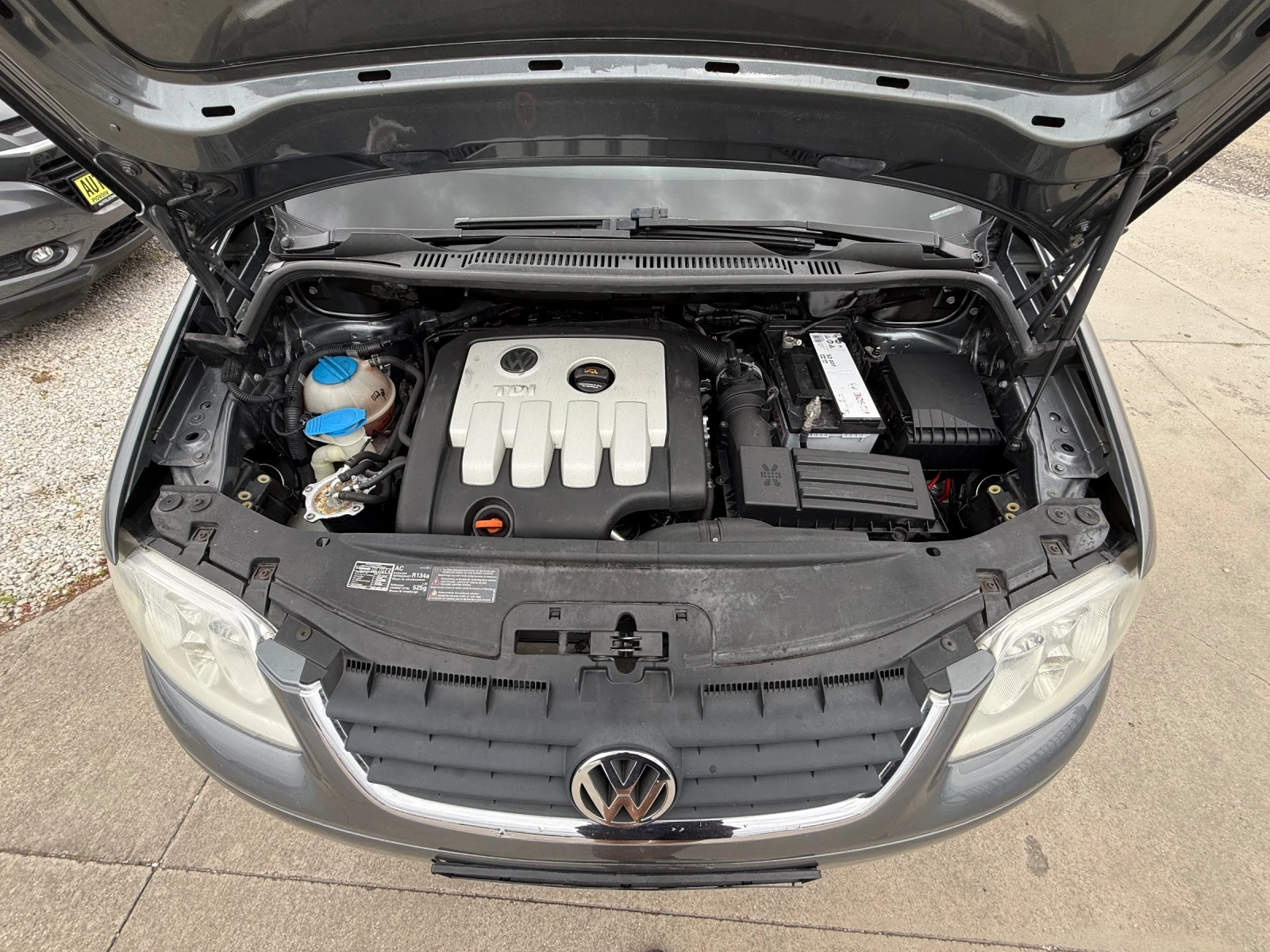 VW Touran 2.0 TDi, снимка 15 - Автомобили и джипове - 54882115