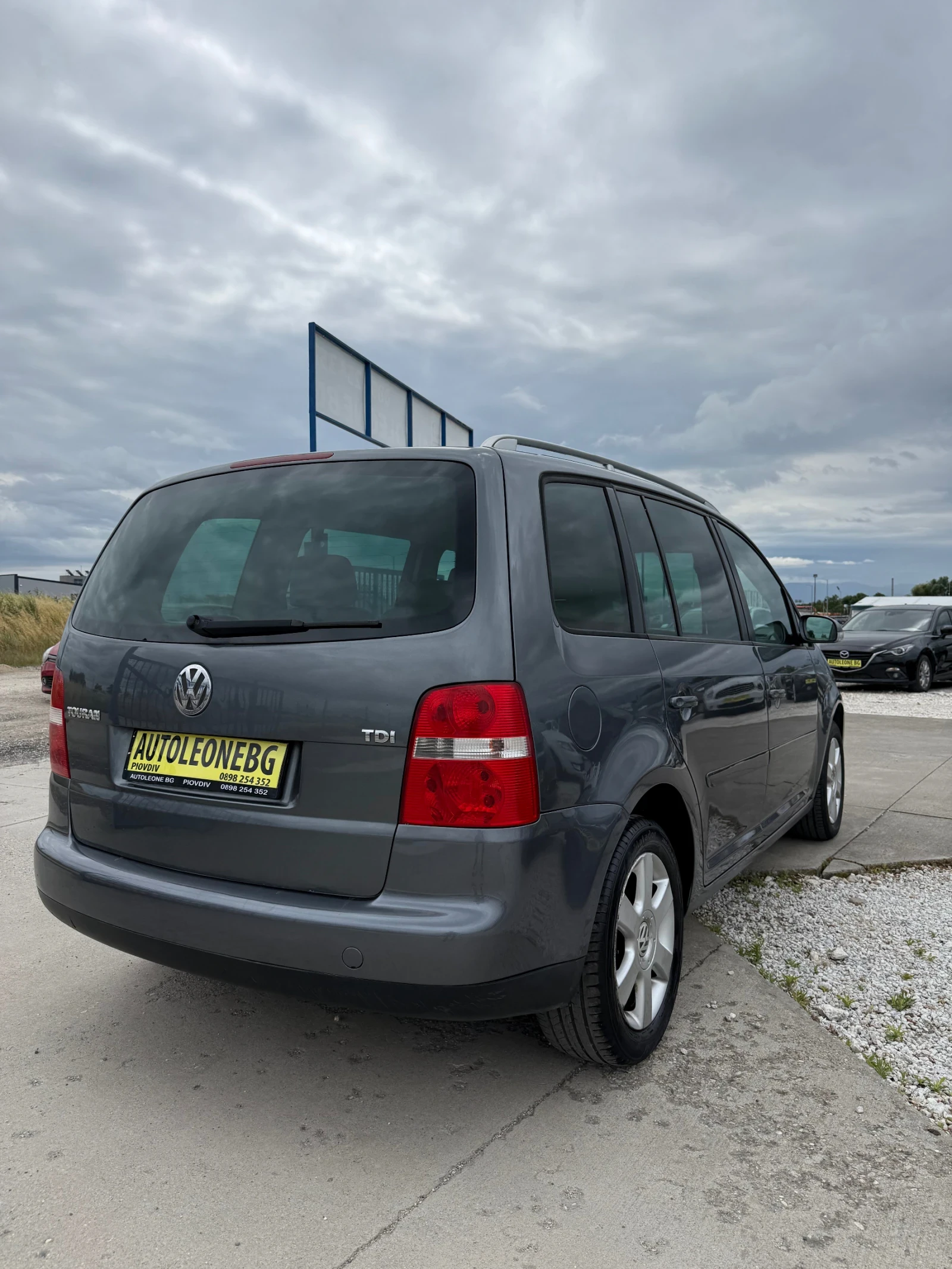 VW Touran 2.0 TDi, снимка 6 - Автомобили и джипове - 54882115