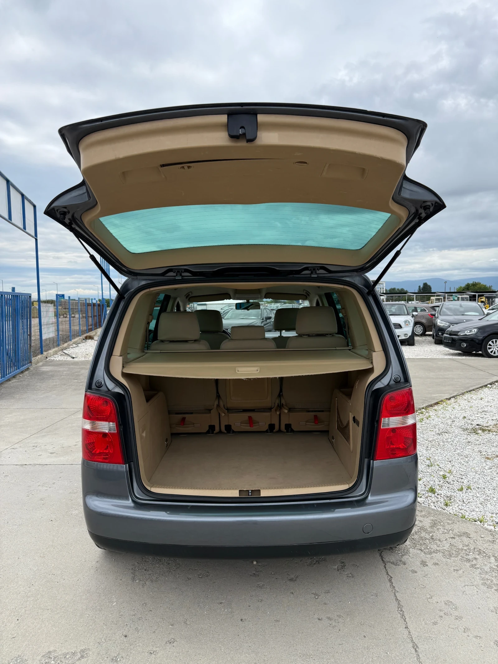 VW Touran 2.0 TDi, снимка 14 - Автомобили и джипове - 54882115