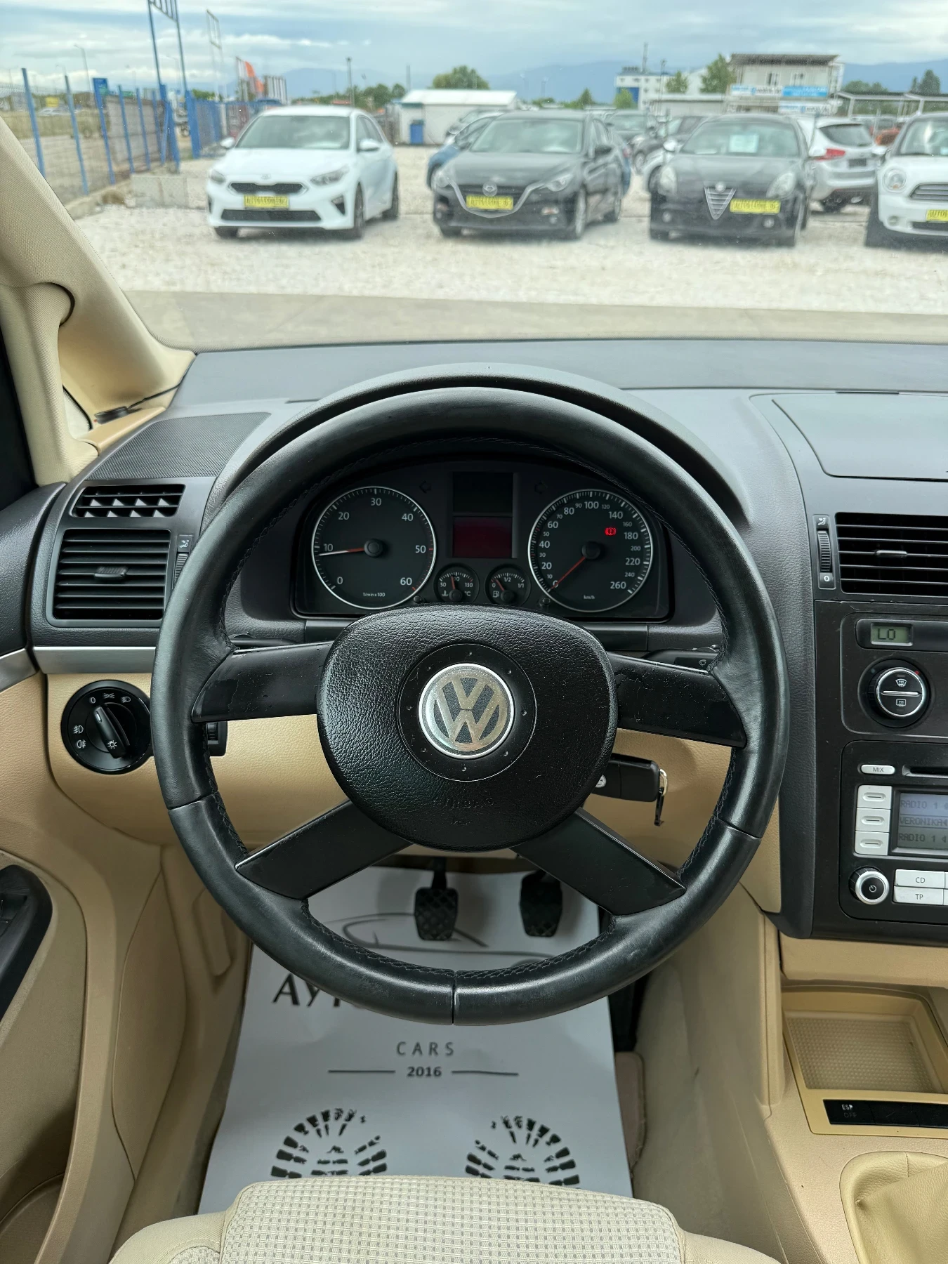 VW Touran 2.0 TDi, снимка 10 - Автомобили и джипове - 54882115