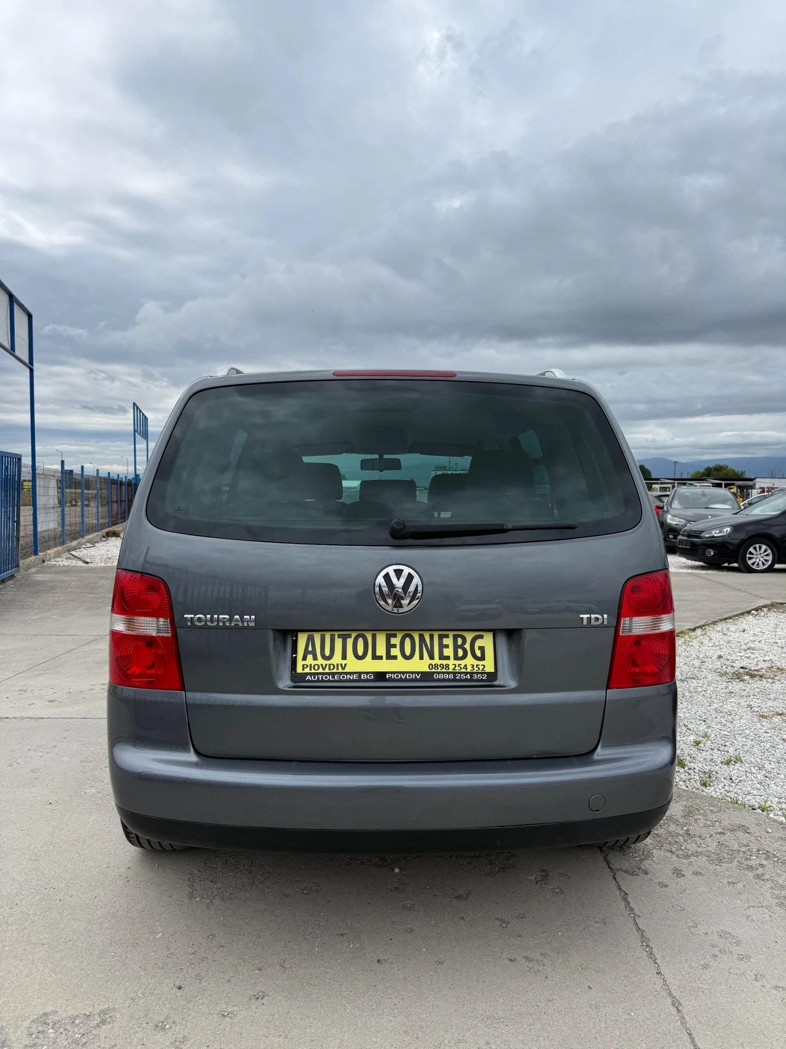 VW Touran 2.0 TDi, снимка 5 - Автомобили и джипове - 54882115