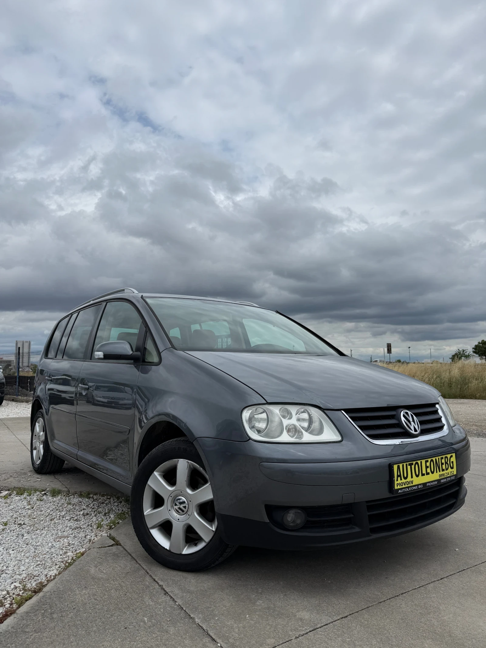 VW Touran 2.0 TDi, снимка 3 - Автомобили и джипове - 54882115