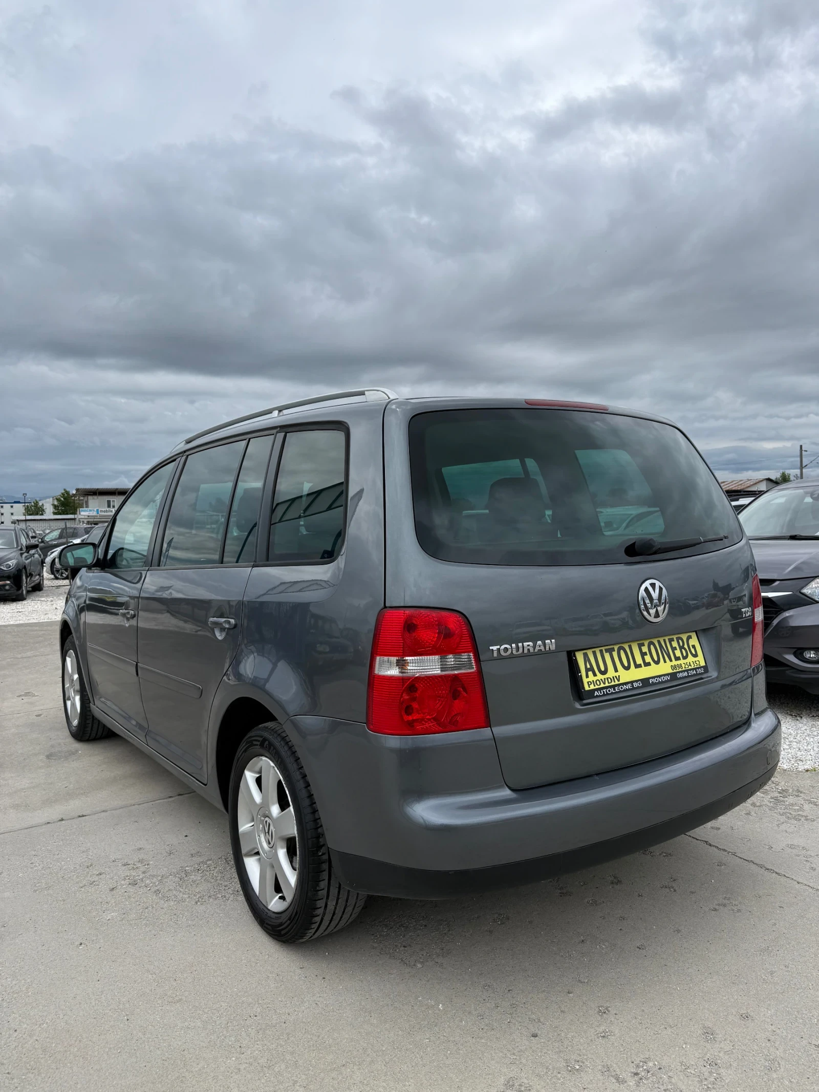 VW Touran 2.0 TDi, снимка 4 - Автомобили и джипове - 54882115