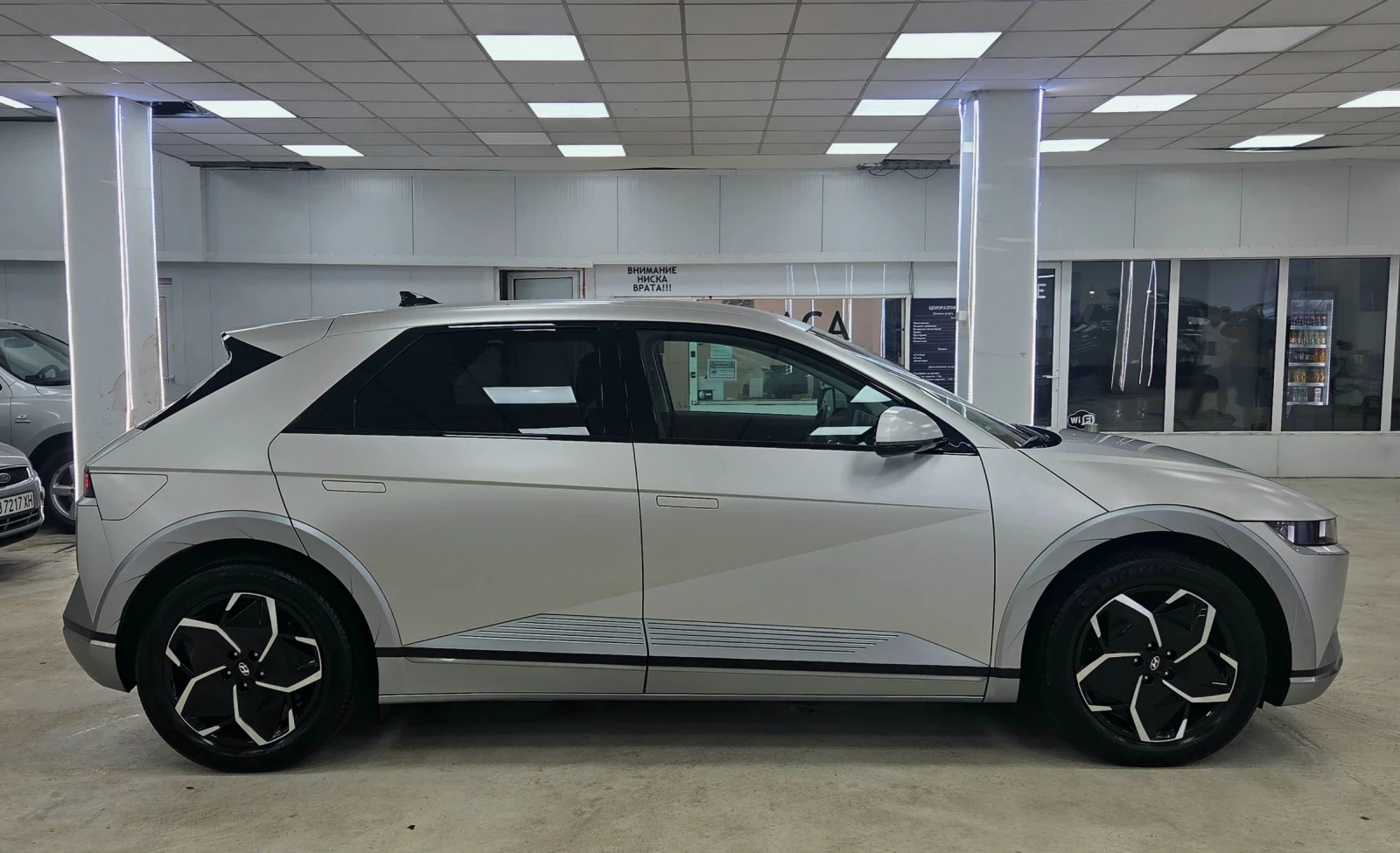 Hyundai Ioniq 5 SOH100%/СЕРВИЗНА КНИЖКА, снимка 2 - Автомобили и джипове - 55657291