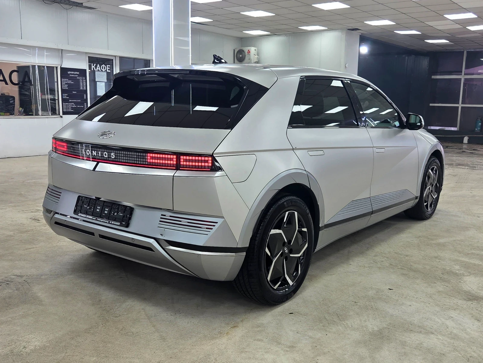 Hyundai Ioniq 5 SOH100%/СЕРВИЗНА КНИЖКА, снимка 3 - Автомобили и джипове - 55657291