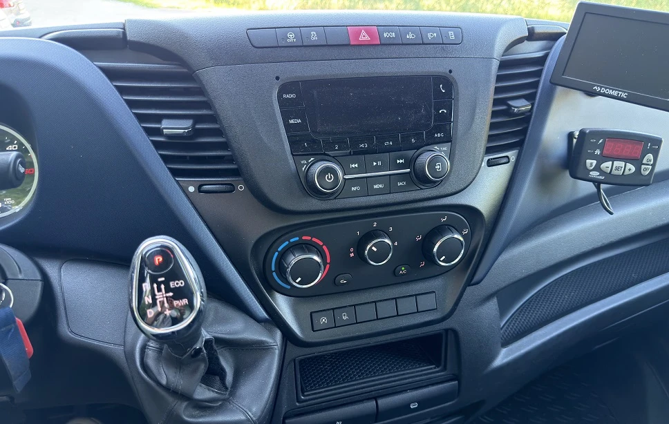 Iveco 35c15 HI-MATIC* ХЛАДИЛЕН-29* 4.30м* ТОК* КЛИМА* до 3.5т, снимка 13 - Бусове и автобуси - 54169771