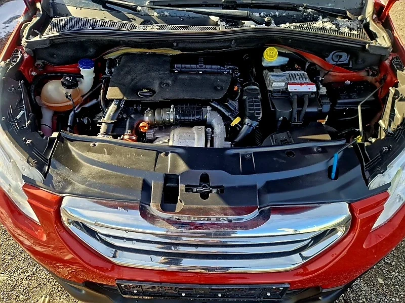 Peugeot 2008 1.6 HDI 92hp GT, снимка 5 - Автомобили и джипове - 53090727