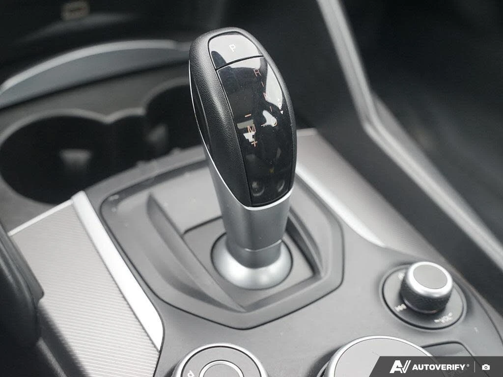 Alfa Romeo Giulia TI Sport * HeadUp* AвтоКредит* (ЦЕНА ДО БГ), снимка 17 - Автомобили и джипове - 53779356