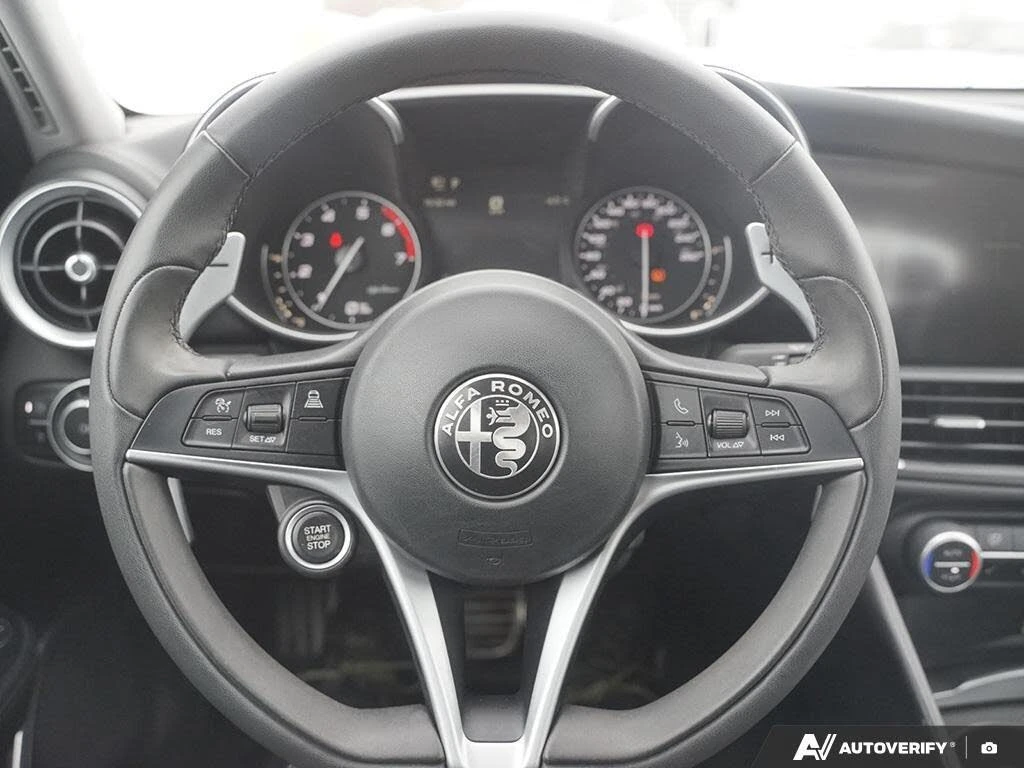 Alfa Romeo Giulia TI Sport * HeadUp* AвтоКредит* (ЦЕНА ДО БГ), снимка 10 - Автомобили и джипове - 53779356