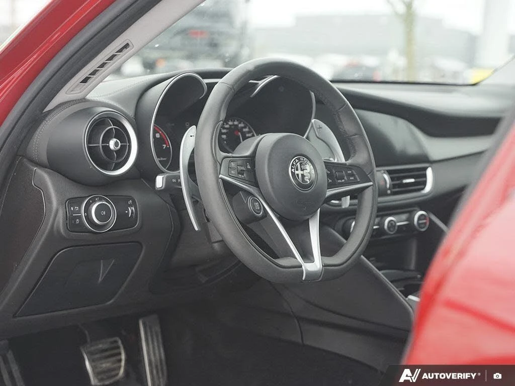 Alfa Romeo Giulia TI Sport * HeadUp* AвтоКредит* (ЦЕНА ДО БГ), снимка 9 - Автомобили и джипове - 53779356