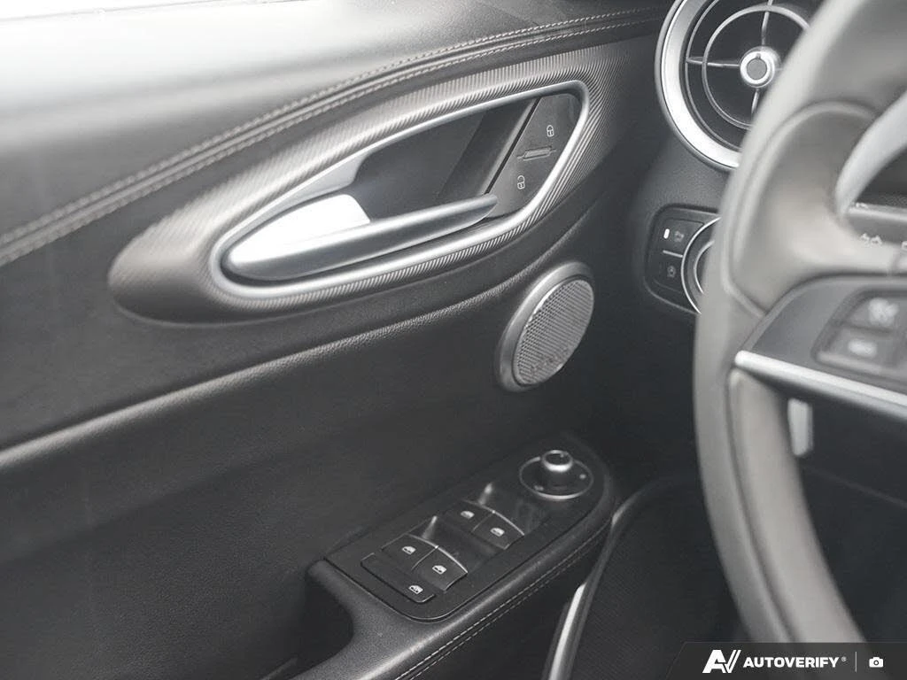 Alfa Romeo Giulia TI Sport * HeadUp* AвтоКредит* (ЦЕНА ДО БГ), снимка 12 - Автомобили и джипове - 53779356