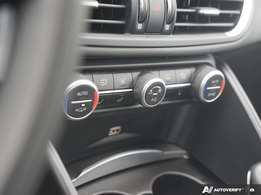 Alfa Romeo Giulia TI Sport * HeadUp* AвтоКредит* (ЦЕНА ДО БГ), снимка 15 - Автомобили и джипове - 53779356