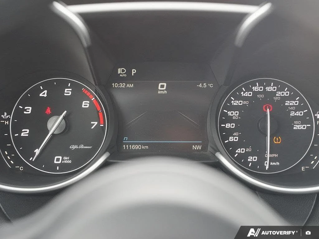 Alfa Romeo Giulia TI Sport * HeadUp* AвтоКредит* (ЦЕНА ДО БГ), снимка 14 - Автомобили и джипове - 53779356