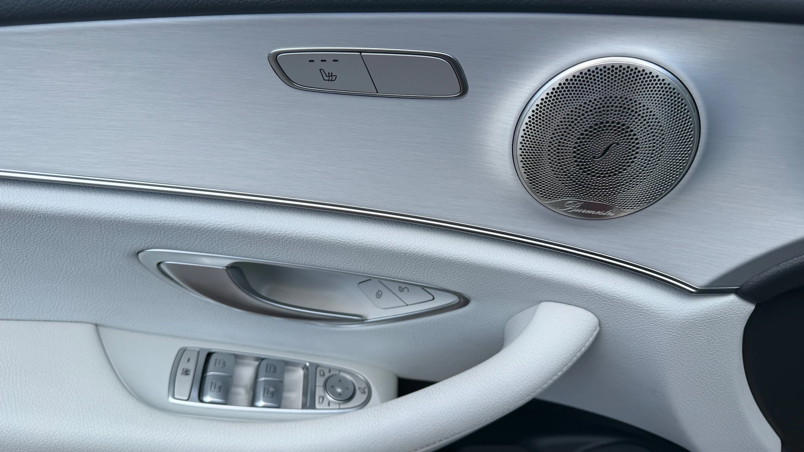 Mercedes-Benz E 300 de 4 Matic PlugIn Hybrid, снимка 9 - Автомобили и джипове - 54127552