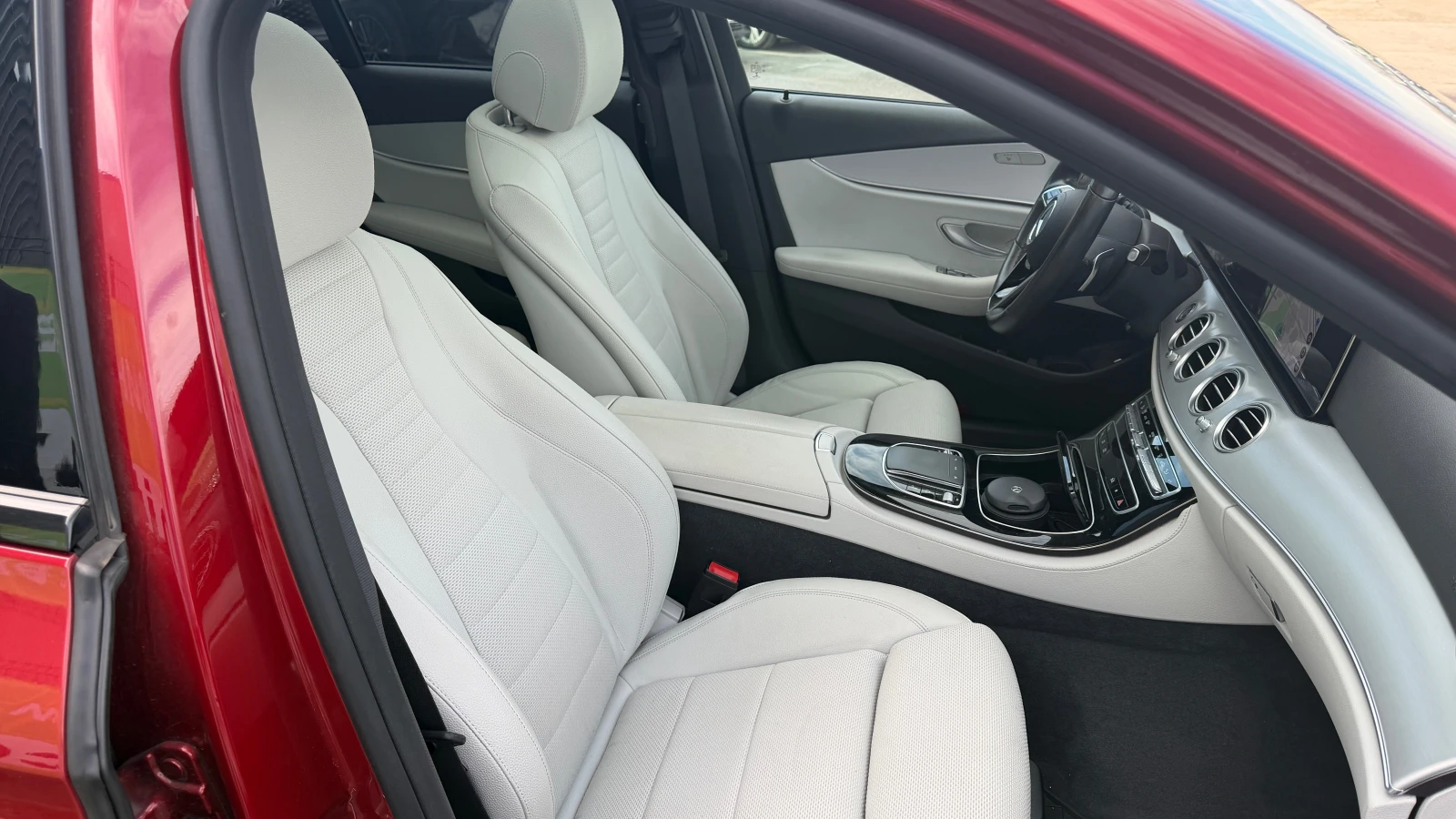 Mercedes-Benz E 300 de 4 Matic PlugIn Hybrid, снимка 13 - Автомобили и джипове - 54127552