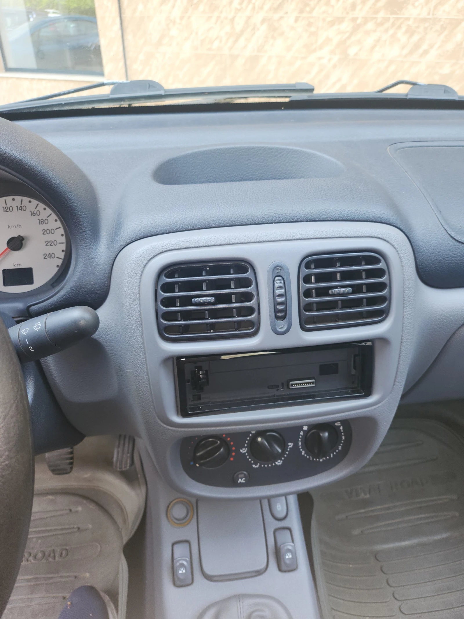 Renault Clio, снимка 16 - Автомобили и джипове - 54258106