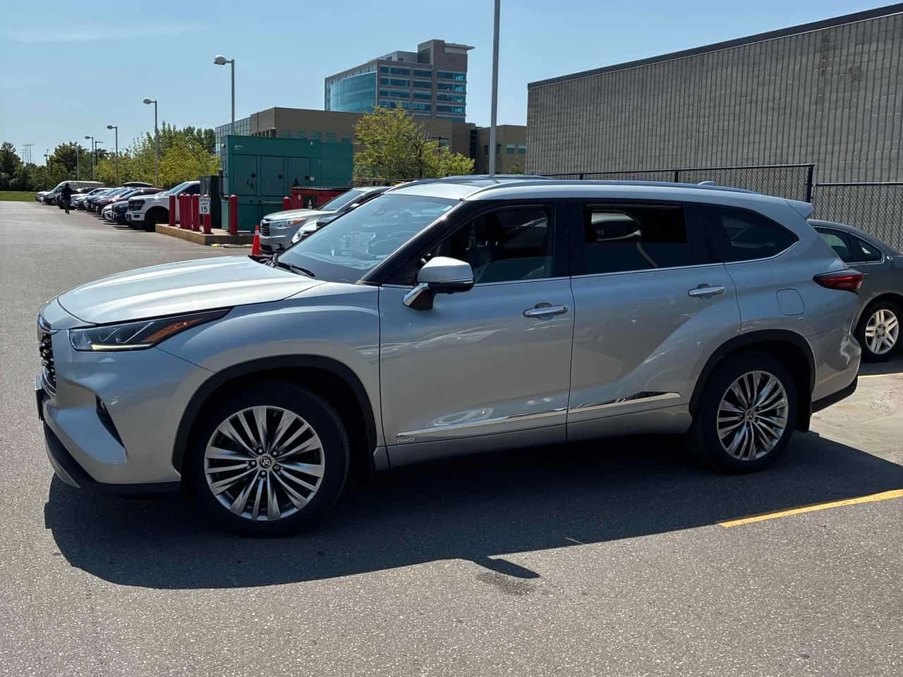 Toyota Highlander 2.5L Hybrid Limited / HUD / 360 / ОБДУХВАНЕ / ПАНО, снимка 3 - Автомобили и джипове - 55555039