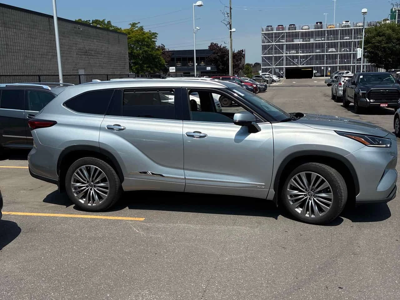 Toyota Highlander 2.5L Hybrid Limited / HUD / 360 / ОБДУХВАНЕ / ПАНО, снимка 4 - Автомобили и джипове - 55555039